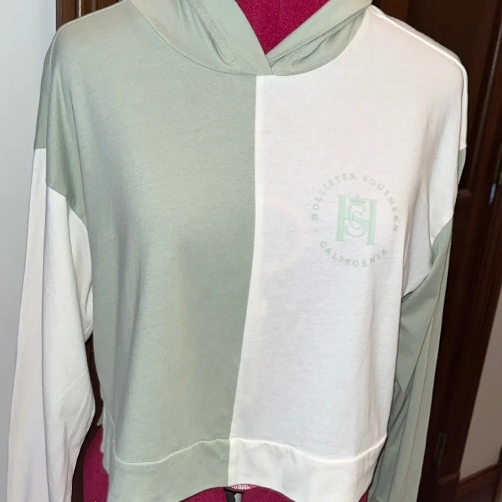 Hollister  Cropped Hoodie  color block Sage/ Cream  NWOT  Pull over  CUTE Size S